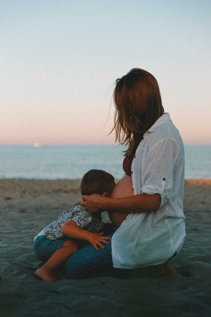 Mère enceinte et son fils sur la plage en Corse – photoreportage familial