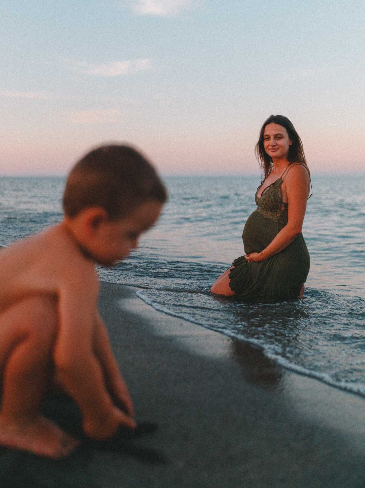 Mère enceinte et son fils sur la plage en Corse – photoreportage familial