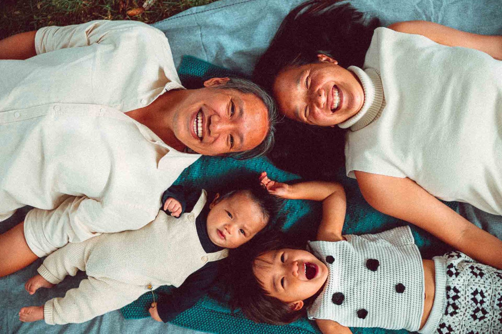 Photo de famille avec jeunes enfants – photoreportage en Corse