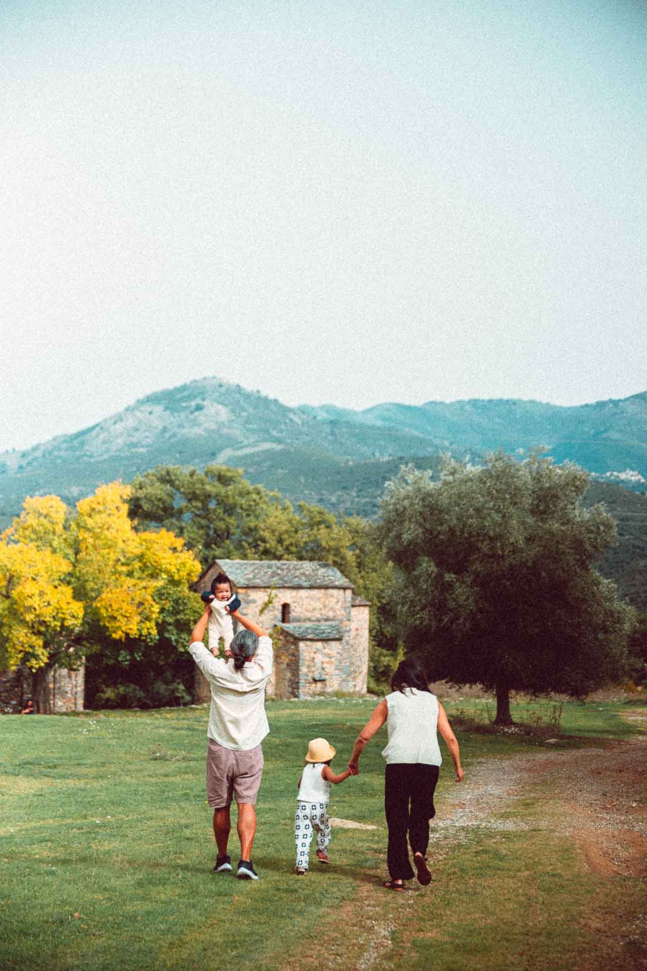 Famille marchant main dans la main en Corse – photoreportage nature