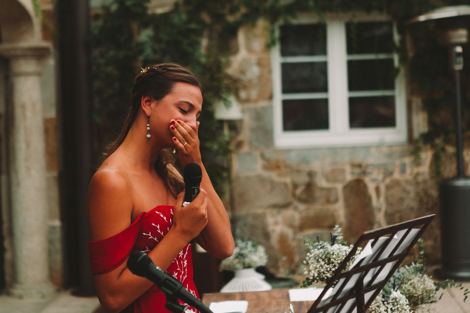 Soeur du marié à une cérémonie de mariage – photoreportage en Corse