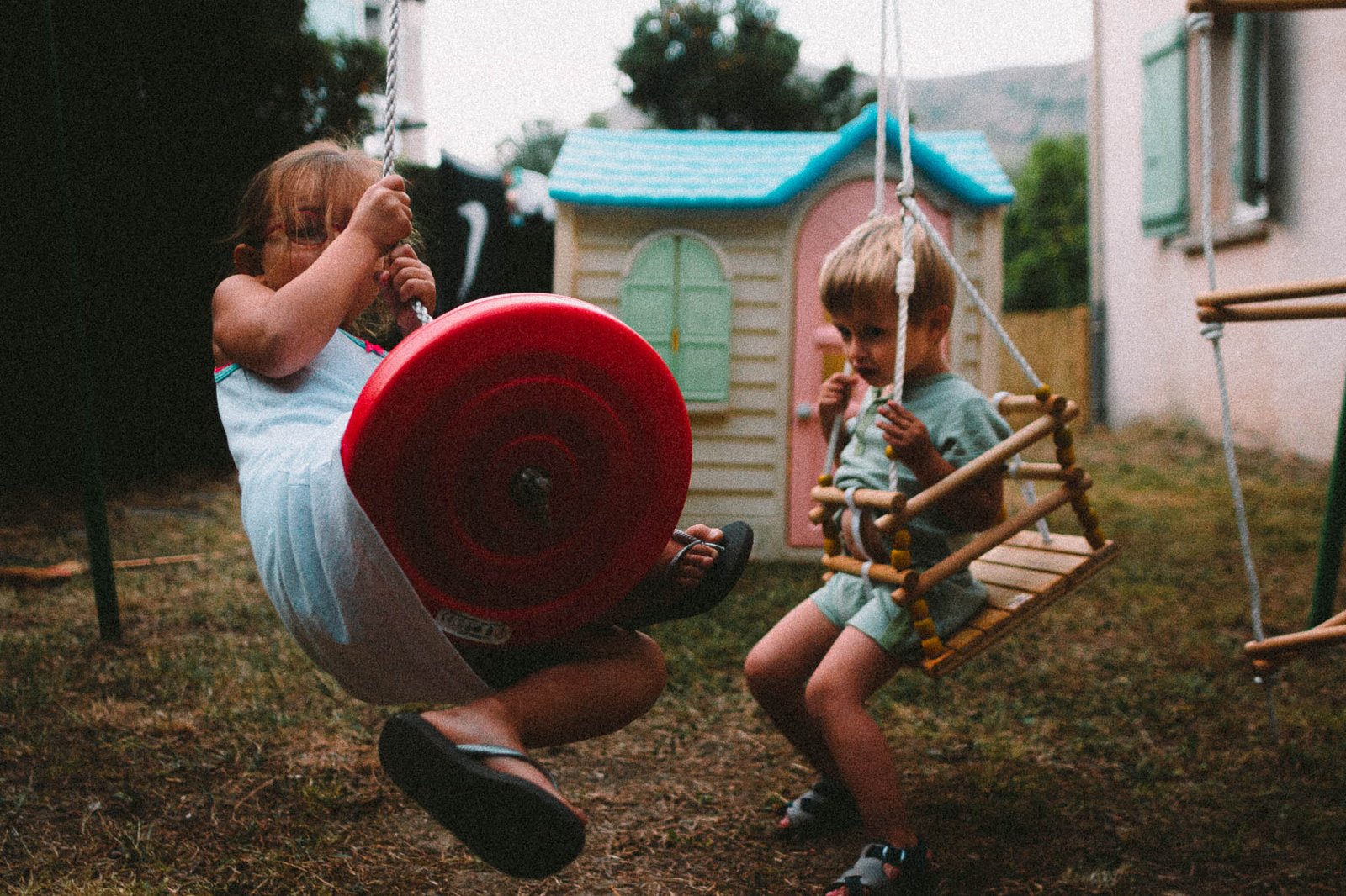 portrait d'un frère et d'une soeur qui jouent – photos de famille en Corse