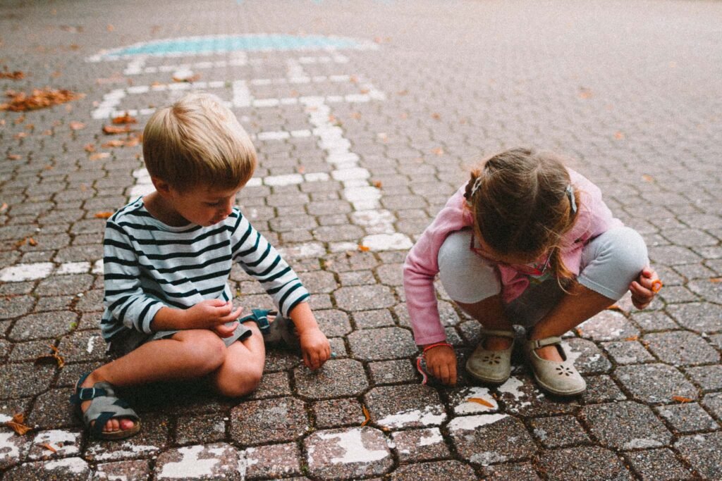 portrait d'un frère et d'une soeur qui jouent – photos de famille en Corse
