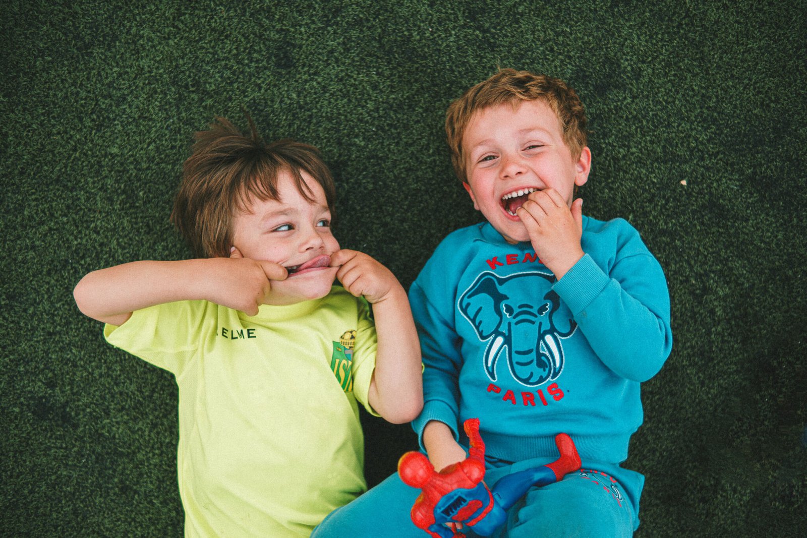 Photo jeunes enfants qui jouent au sol – photoreportage en Corse