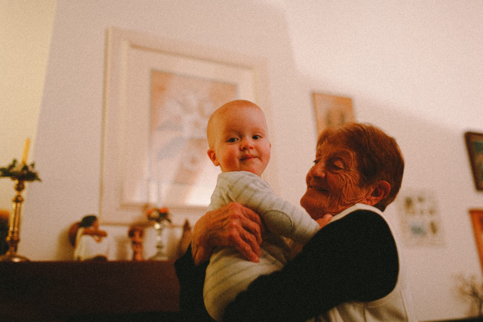 Photo bébé dans les bras de sa grand-mère – photoreportage en Corse